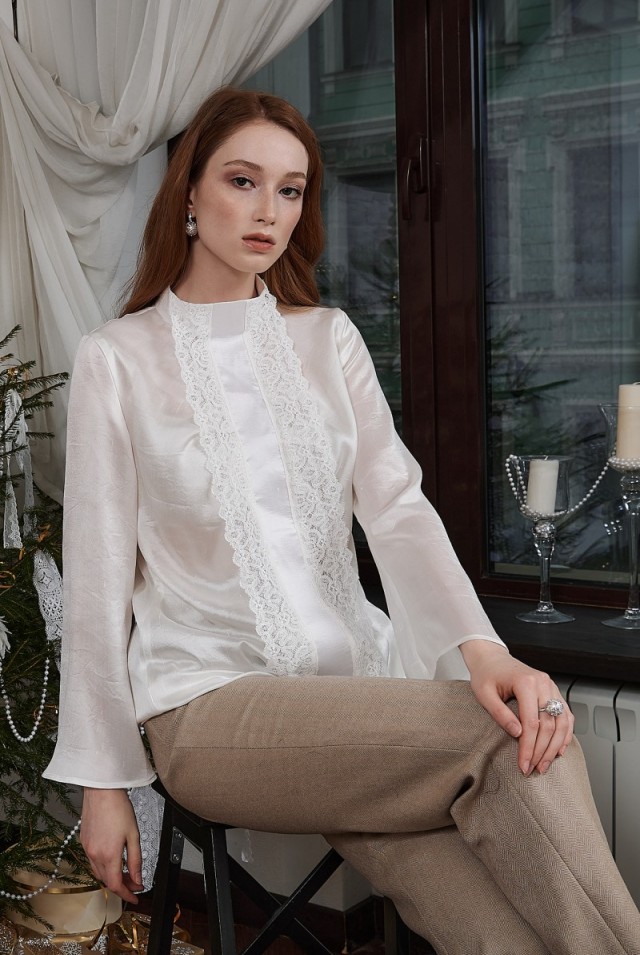 белая шелковая блузка